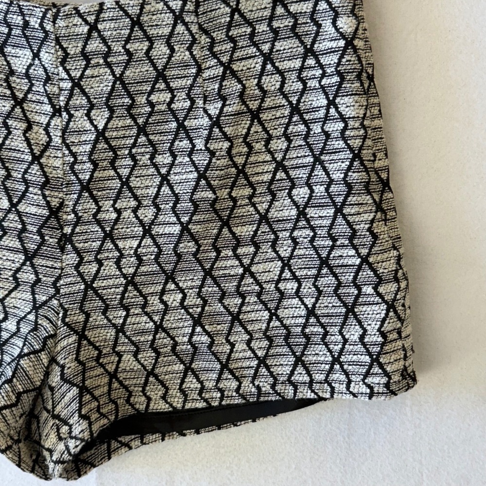 Love 21 Black White Geometric Diamond Jacquard Shorts Size M side zip‎ - Picture 5 of 11